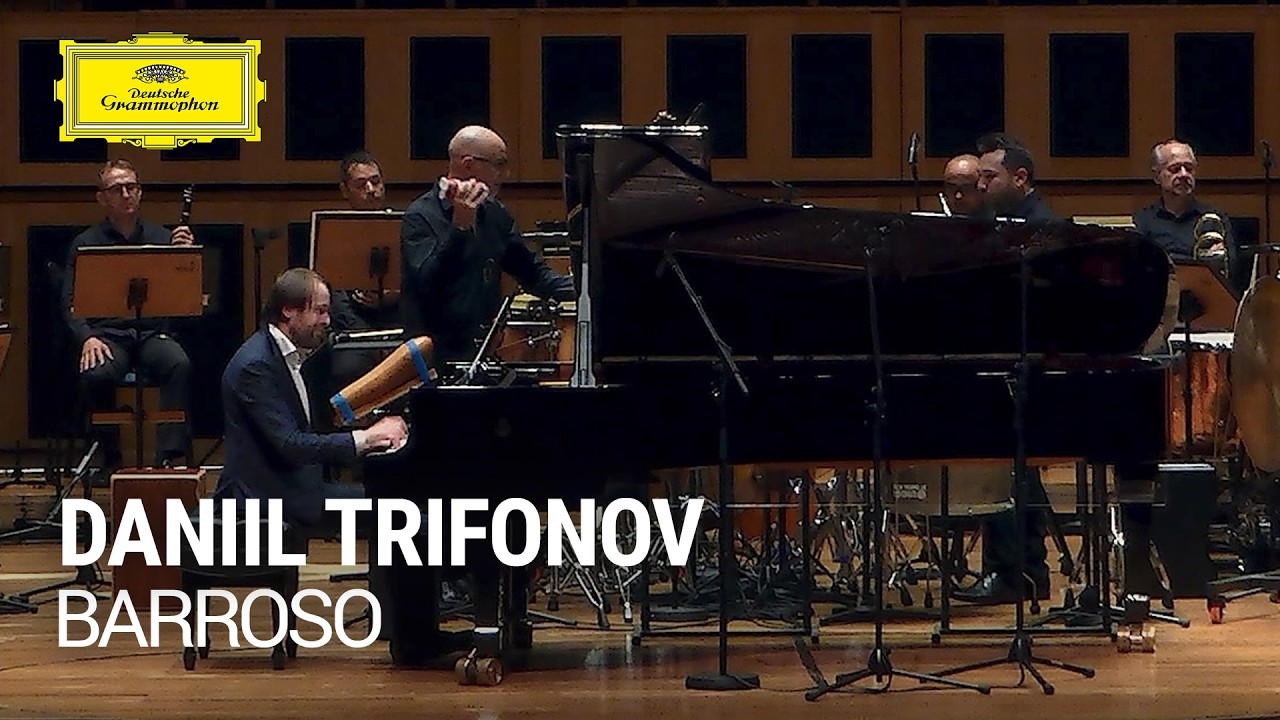 Daniil Trifonov al piano con la orquesta en el video oficial de Aquarela do Brasil