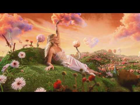 Imagen del video oficial de CATastrophe con Hilary Duff en un mundo fantástico
