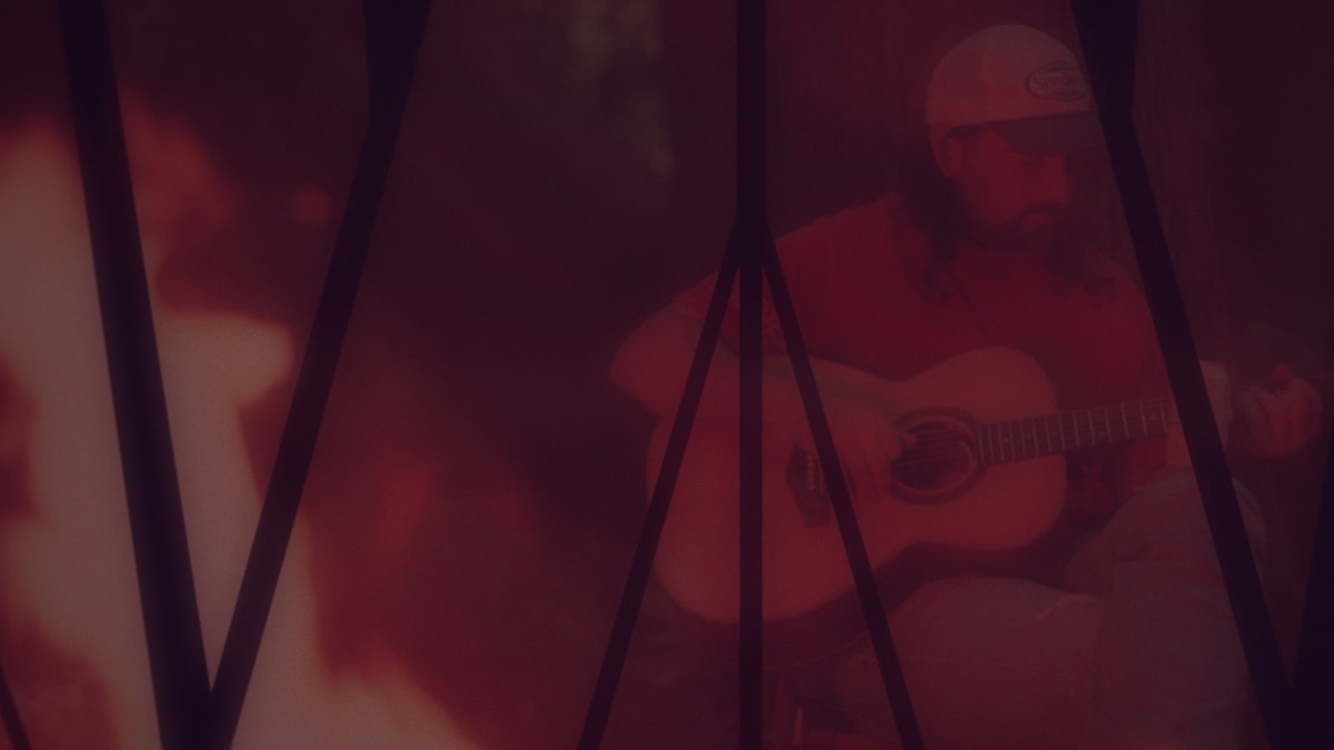 Imagen oficial del video con letra de Draw You Out, de Noah Kahan